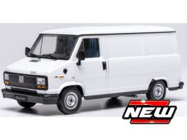 vieille camionnette italienne blanche