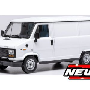 vieille camionnette italienne blanche