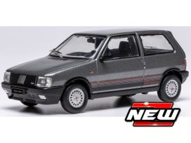 vieille petite voiture italienne grise de sport