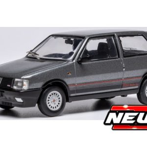 vieille petite voiture italienne grise de sport