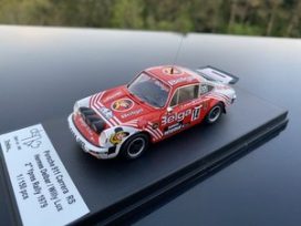 vieille voiture de rallye belge rouge et blanche