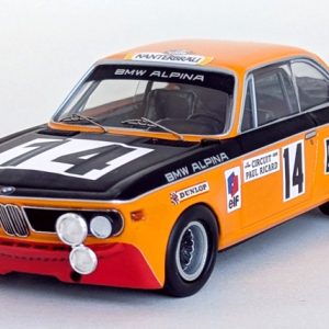 vieille voiture de course orange et noire