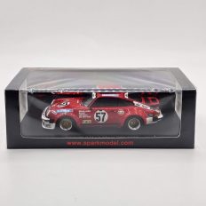 vieille voiture de course rouge