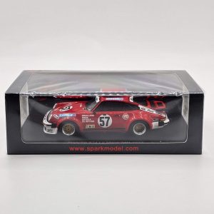 vieille voiture de course rouge