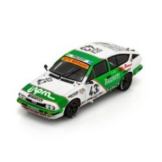 vieille voiture de course verte et blanche