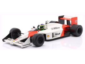 vieille voiture de course formule 1 orange et blanche