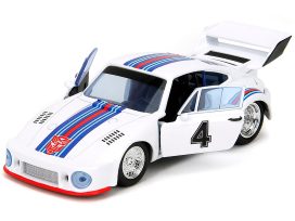 vieille voiture de course blanche