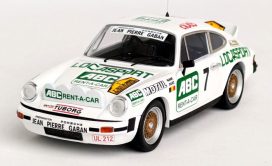 vieille voiture de course allemande blanche et verte