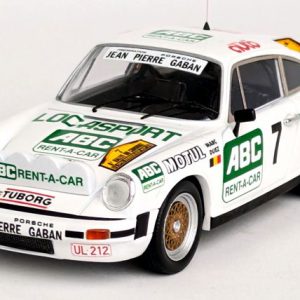 vieille voiture de course allemande blanche et verte