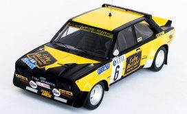 vieille voiture de course noire et jaune