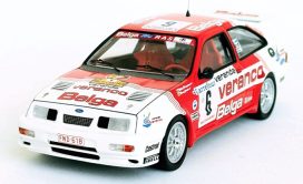 vieille voiture de rallye rouge et blanche