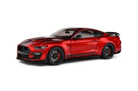 voiture de sport americiane coupe rouge avec bandes noires