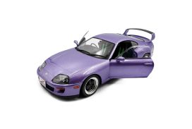 vieille voiture de sport mauve