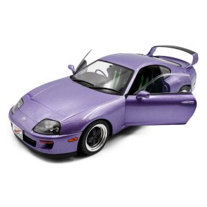 vieille voiture de sport mauve