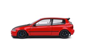 vieille voiture de tuning rouge et noire