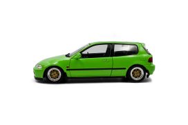 vieille petite voiture verte tuning