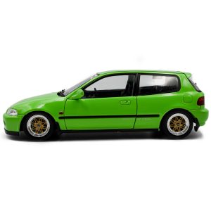 vieille petite voiture verte tuning