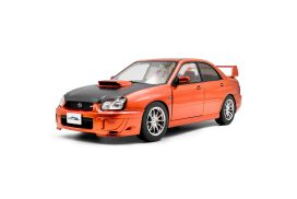 vieille voiture de sport orange et noire