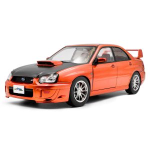 vieille voiture de sport orange et noire