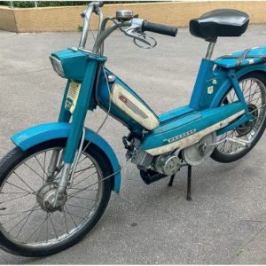 vieille mobilette bleu