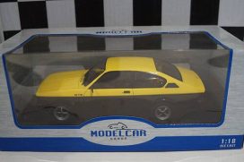 vieille voiture jaune et noire