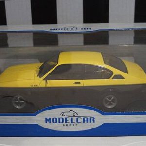 vieille voiture jaune et noire