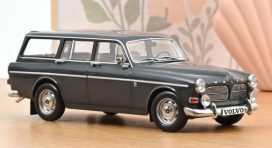 vieille voiture break suedoise grise
