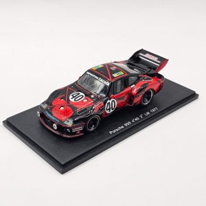 vieille voiture de course allemande rouge et noire