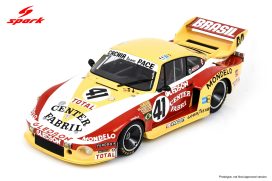 vieille voiture allemande de course jaune et rouge