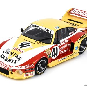 vieille voiture allemande de course jaune et rouge