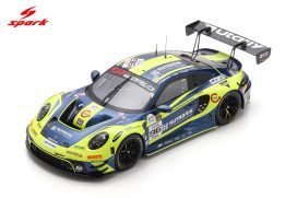 voiture de course bleu et jaune