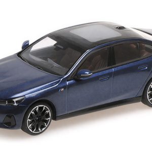 voiture de sport limousine electrique bleu