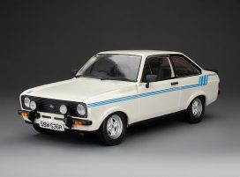 vieille voiture de sport coupe blanche