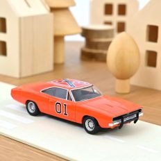 vieille voiture de film orange avec drapeau sur le toit