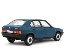 vieille voiture italienne verte