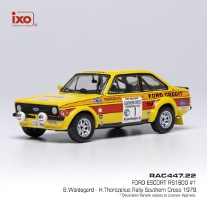vieille voiture de rallye jaune et rouge