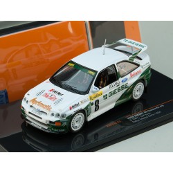 vieille voiture de rallye blanche et verte