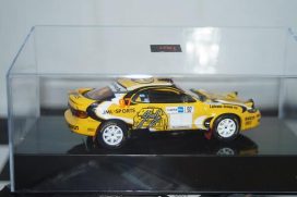 vieille voiture de rallye jaune