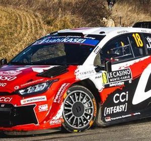 voiture de rallye rouge et blanche