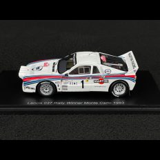 vieille voiture de rallye blanche italienne