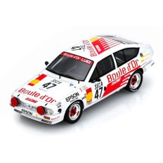 vieille voiture de course rouge et blanche