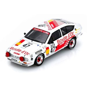 vieille voiture de course rouge et blanche