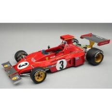 vieille voiture italienne de course rouge