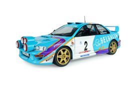 vieille voiture de rallye bleu et blaznc