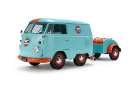 vieille camionnette bleu et orange avec remorque