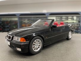 vieille voiture de sport cabriolet noire intérieur rouge