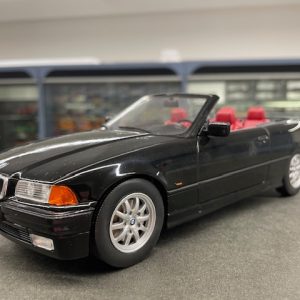 vieille voiture de sport cabriolet noire intérieur rouge