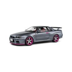 vieille voiture de tuning gris et mauve