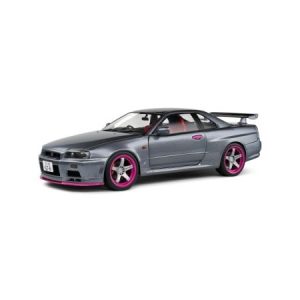 vieille voiture de tuning gris et mauve