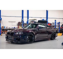 vieille voiture de tuning mauve